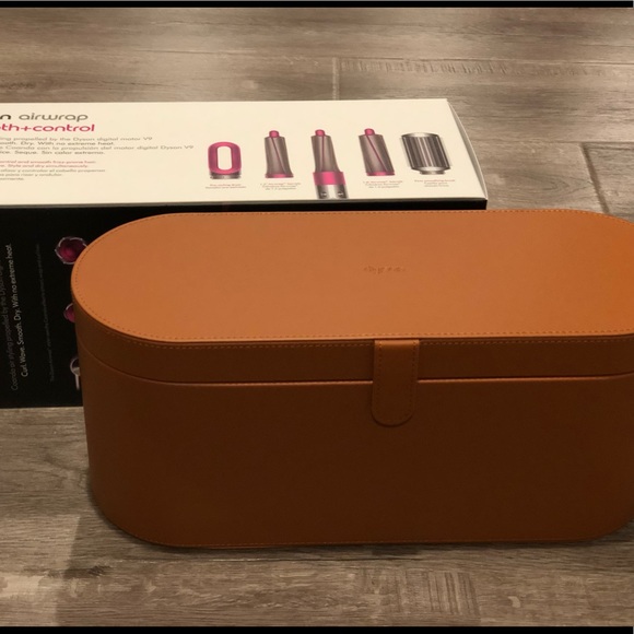 Brand new Dynson Airwrap - Style: Smooth + Control - Picture 2 of 7